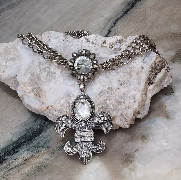 Vintage-Inspired Silver Fleur-de-Lis Pendant Necklace with Crystal Accents - Picture 1 of 11